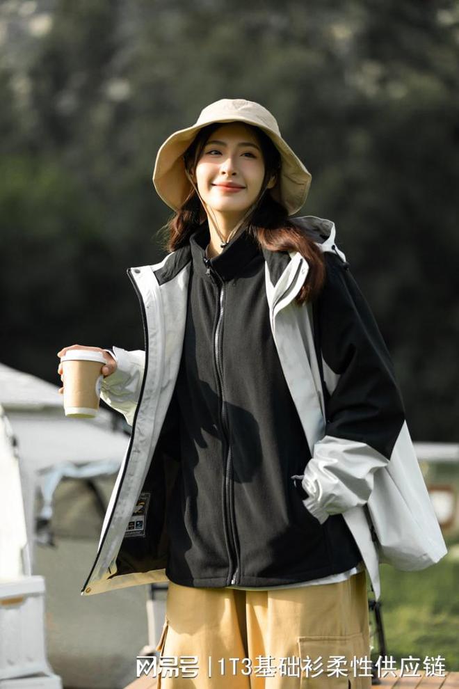 巧妙穿搭冲锋衣尽享防水御寒魅力球友会首页秋冬户外必备：如何(图2)