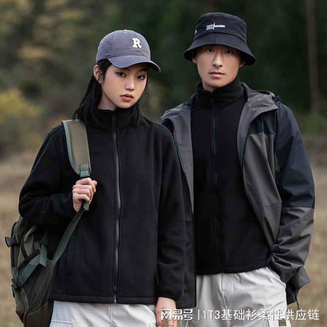 巧妙穿搭冲锋衣尽享防水御寒魅力球友会首页秋冬户外必备：如何(图3)