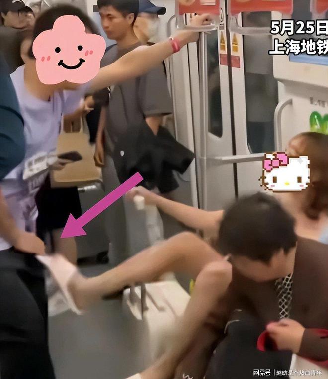 执踹击对方引发关注地铁上女子与男子争(图3)