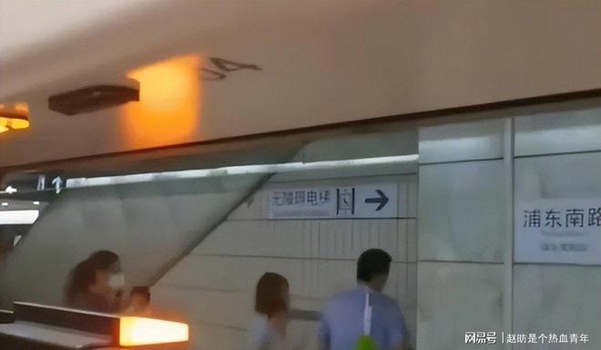 执踹击对方引发关注地铁上女子与男子争(图2)
