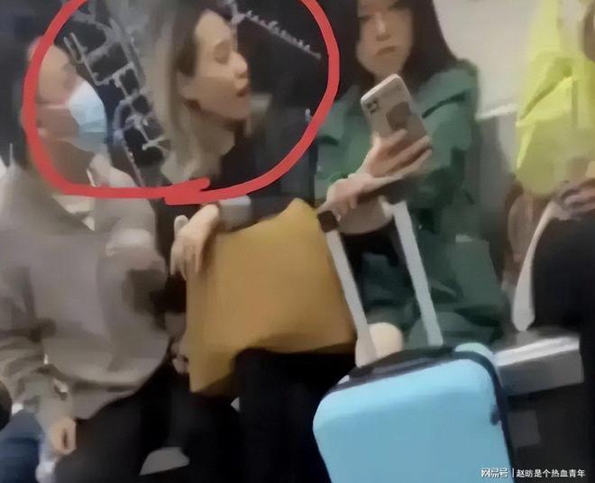 执踹击对方引发关注地铁上女子与男子争(图4)