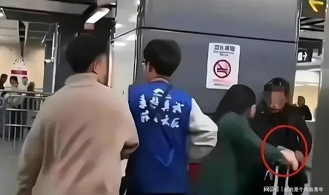 执踹击对方引发关注地铁上女子与男子争(图5)