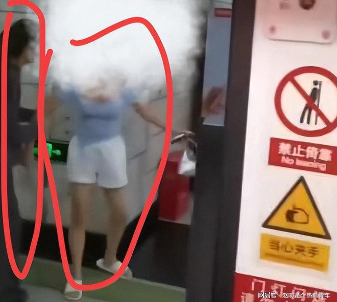 执踹击对方引发关注地铁上女子与男子争(图10)