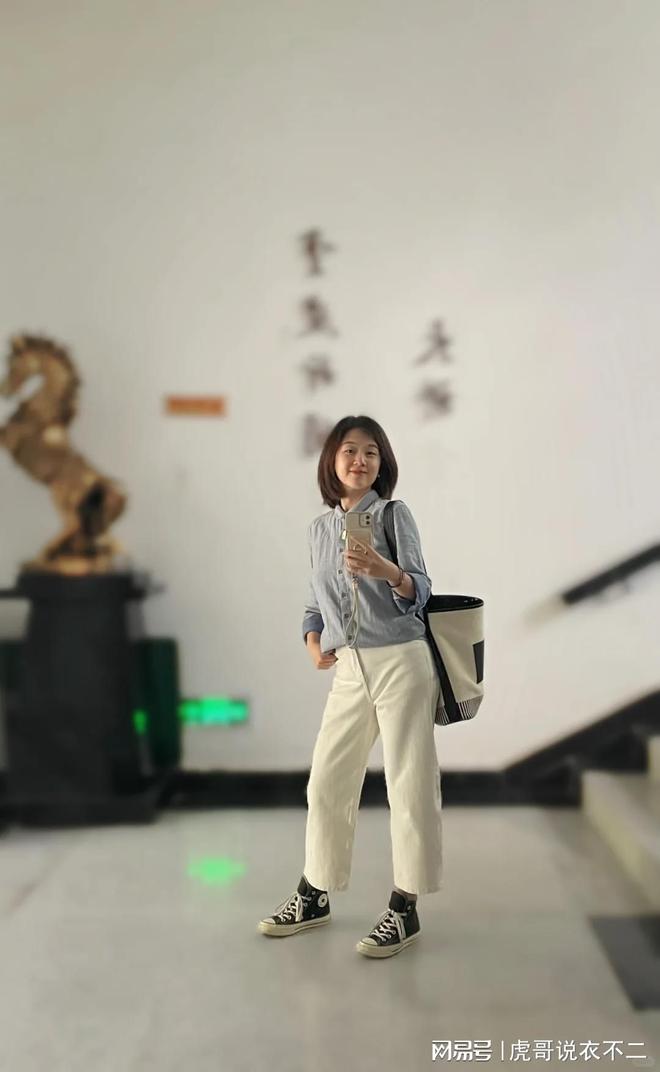 裙、直筒裤？鞋子搭对了才时尚50岁女性春季穿搭指南：过膝(图5)