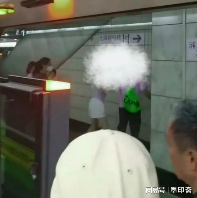 子裆部男的始终全程不敢还手地铁争吵后续：女子猛踹男(图5)