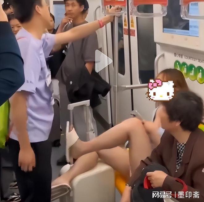子裆部男的始终全程不敢还手地铁争吵后续：女子猛踹男(图4)