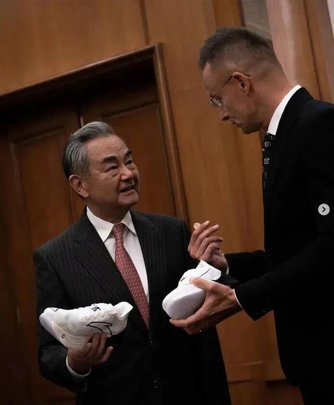 FILA发布首档户外微综艺；快时尚品牌重返中国市场王毅送匈牙利外长中国跑鞋；361度与张水华解约；(图7)
